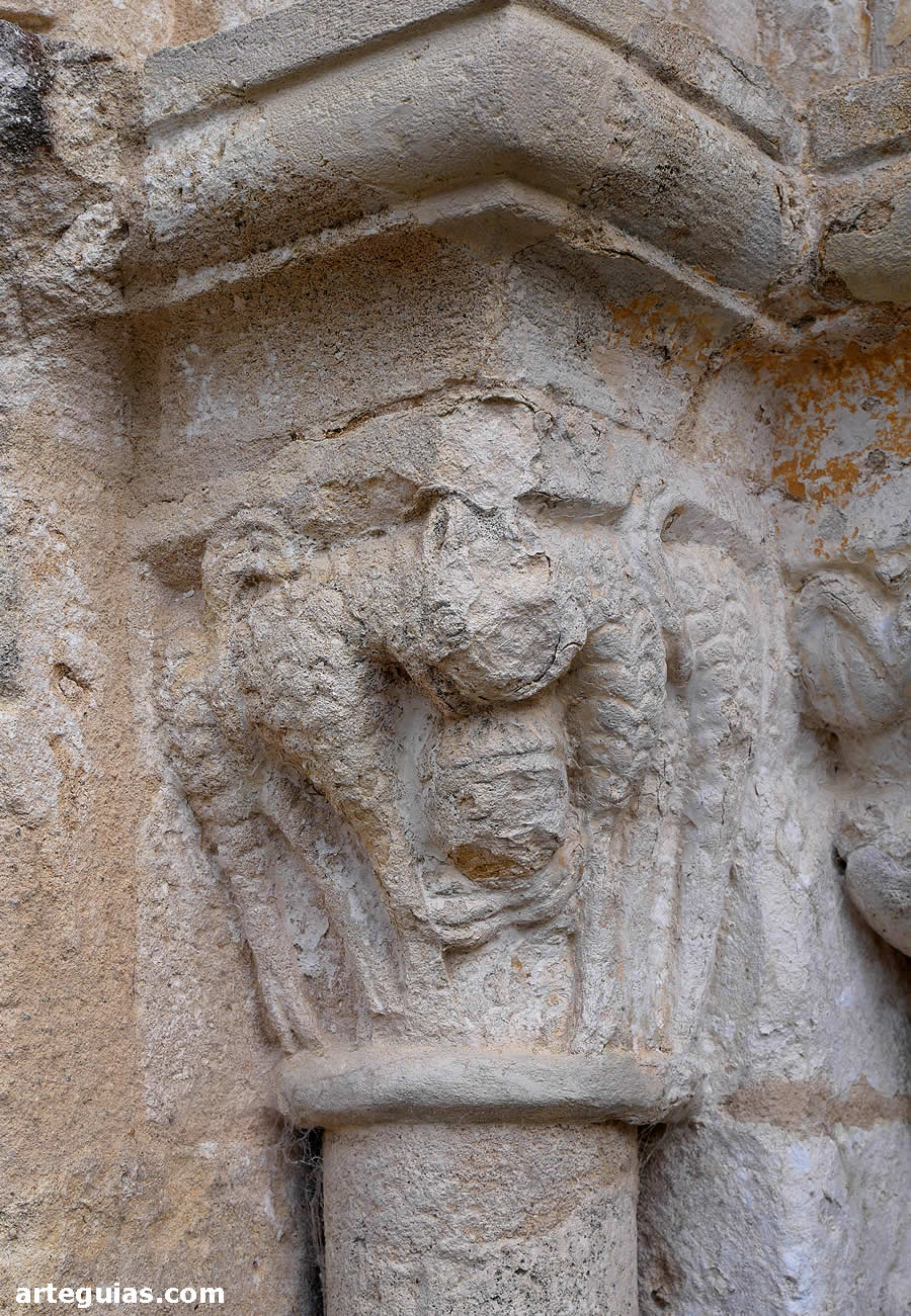 Uno de los capiteles de la puerta norte
