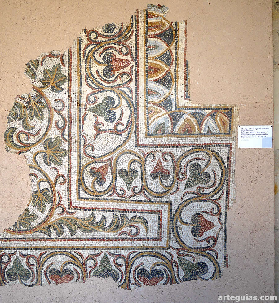 Mosaico romano expuesto en el espacio del antiguo claustro