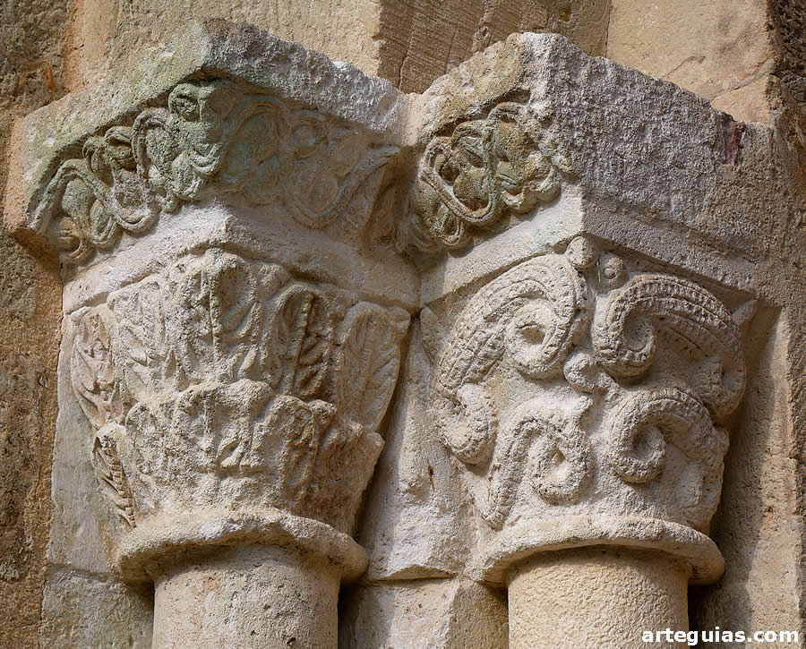 Capiteles de la puerta occidental