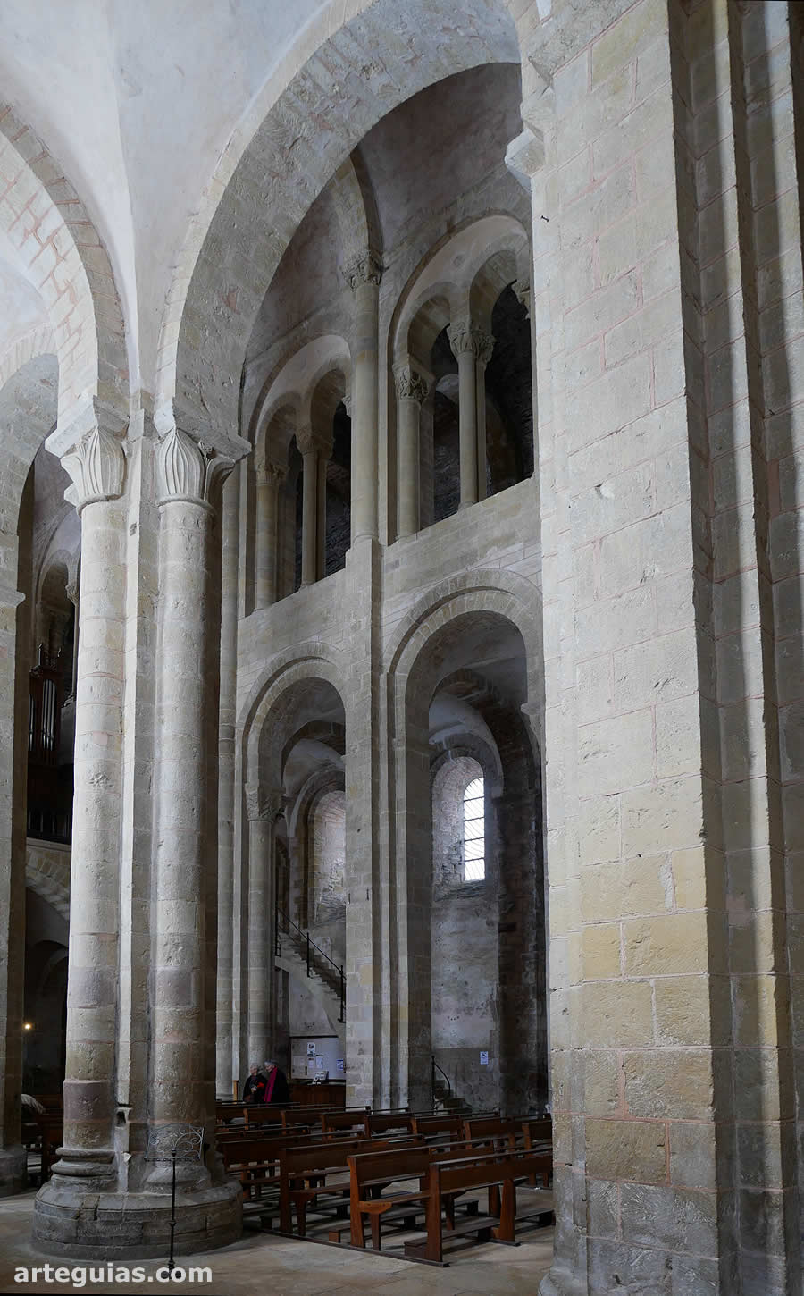 La nave central desde la colateral sur