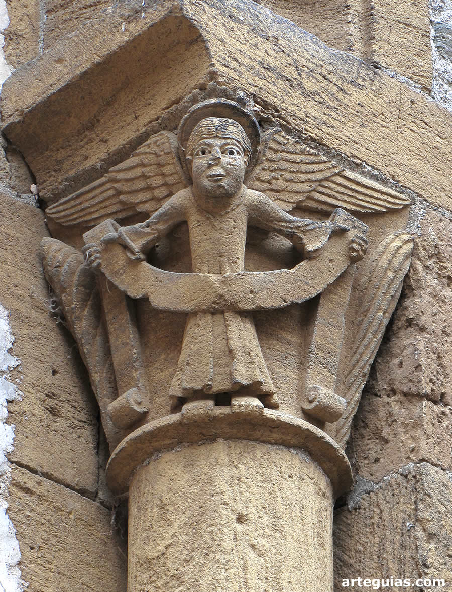 Capitel con un ángel sosteniendo una filacteria