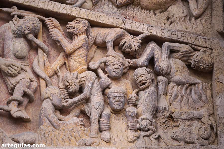 Detalle del tímpano de la portada