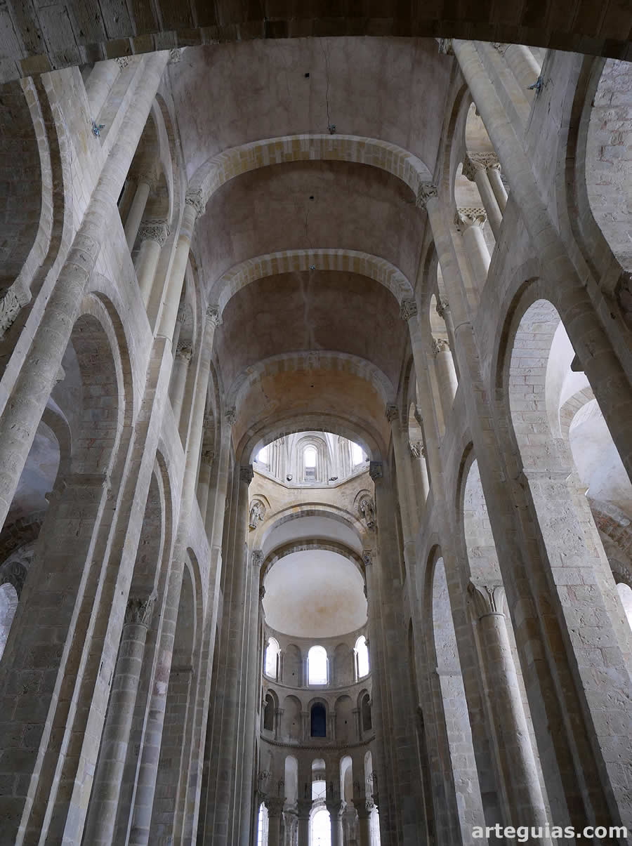 Imponente verticalidad del alzado de la nave central de la iglesia de Conques