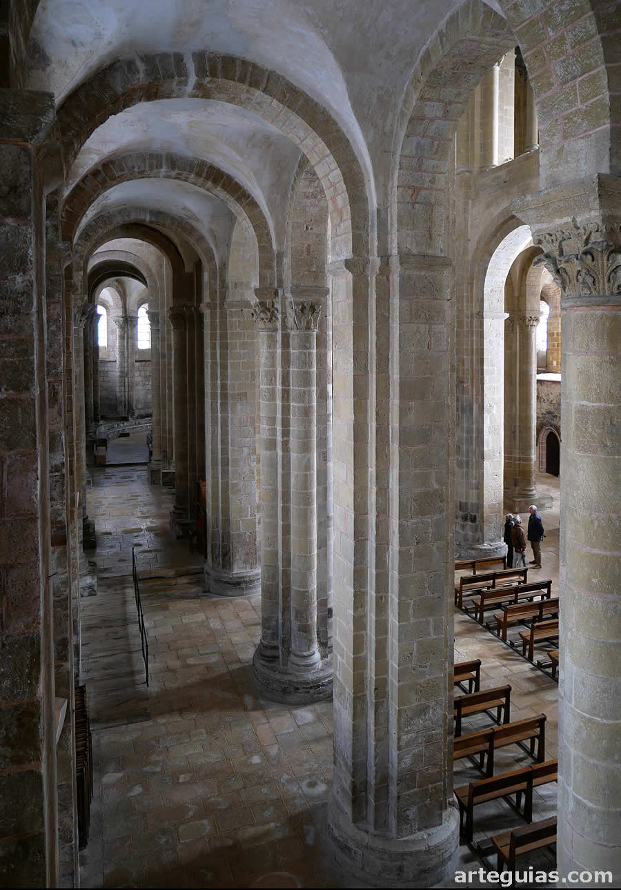 Imagen del interior de la iglesia abacial