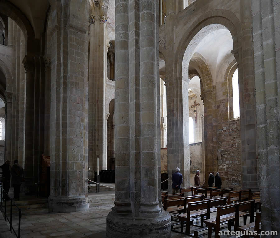 Pilares que sostienen las bóvedas del templo de la Abadía de Conques