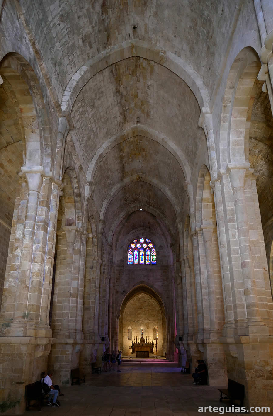 Abadía de Fontfroide: nave central de la iglesia monástica