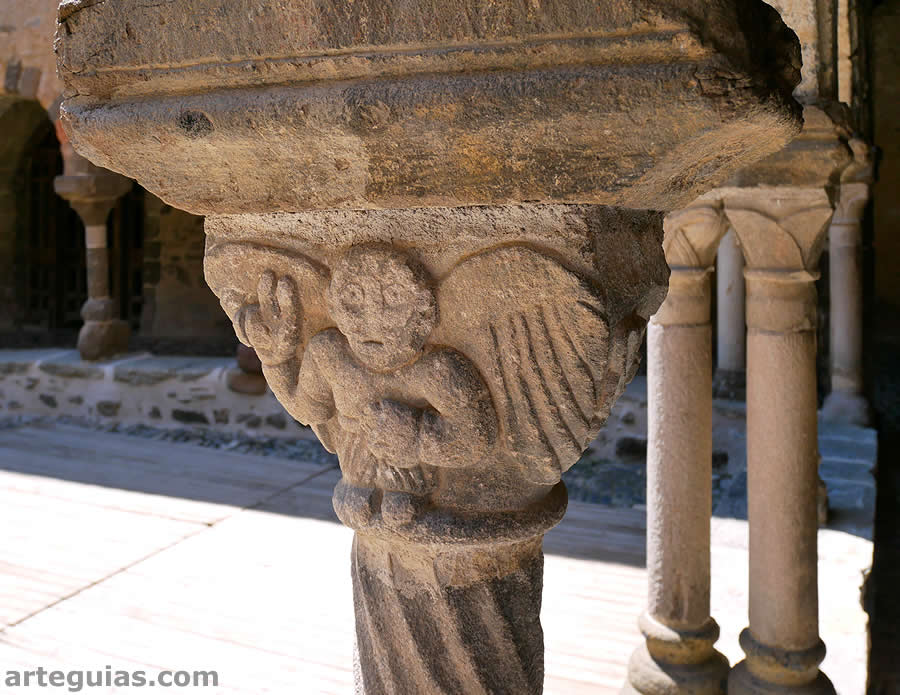 Capitel del claustro con un ángel esculpido