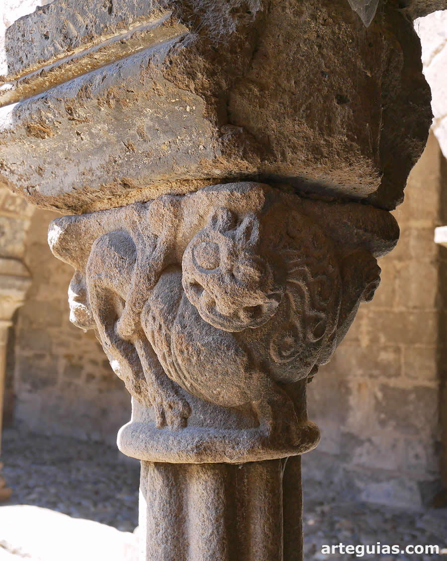 Capitel con un león del claustro de Lavaudieu