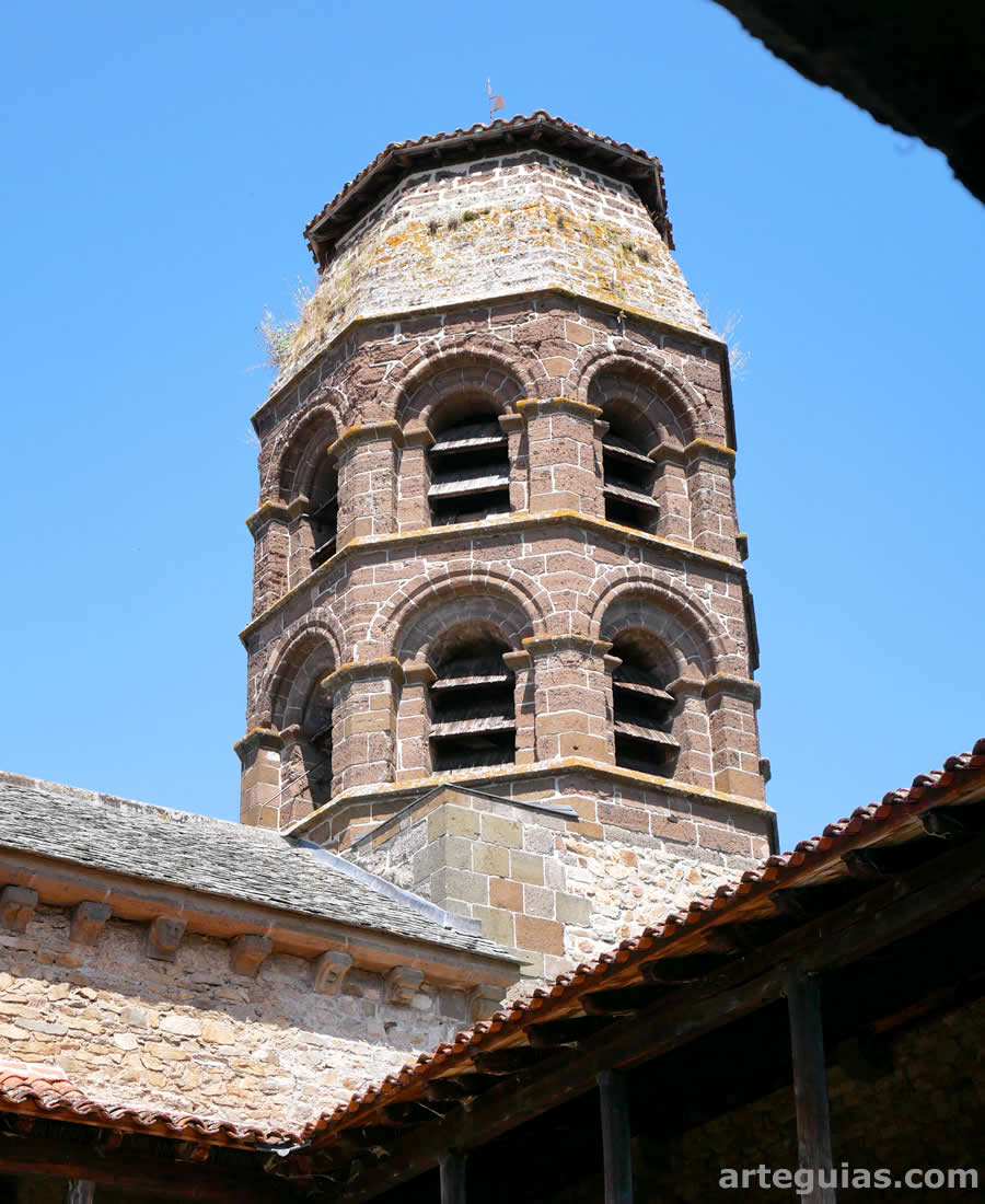 Abadía de Lavaudieu: torre campanario desmochada de la iglesia