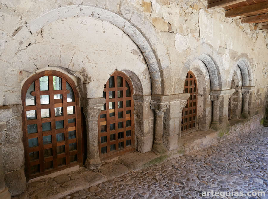 Lavaudieu: comunicación entre el claustro y la sala capitular