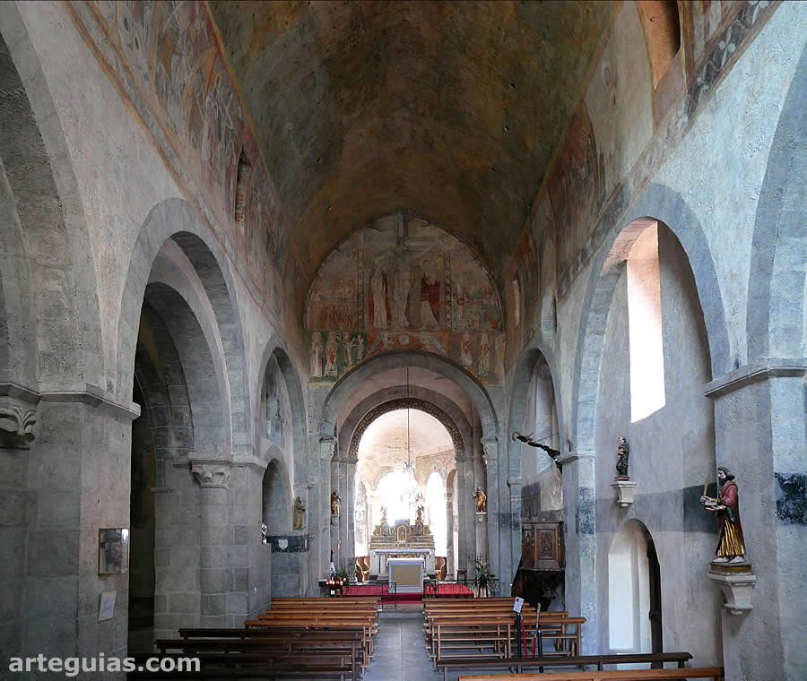 Interior de la iglesia de Lavaudieu, Auvernia