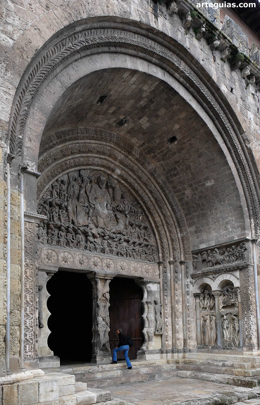 Monumental y famos&iacute;sima portada de la abad&iacute;a francesa