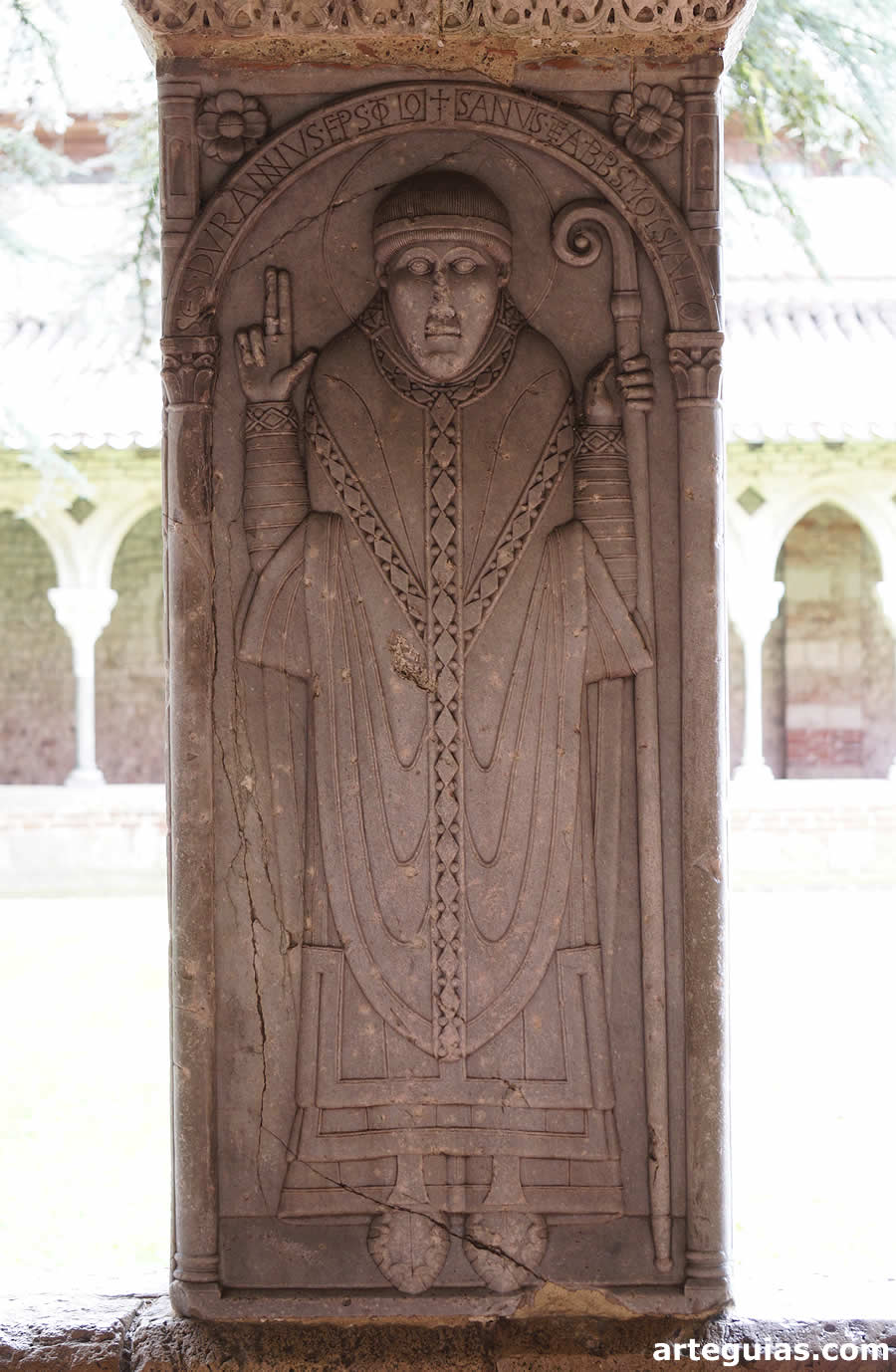 Relieve del claustro que representa al abad Dom Durand de Bredons