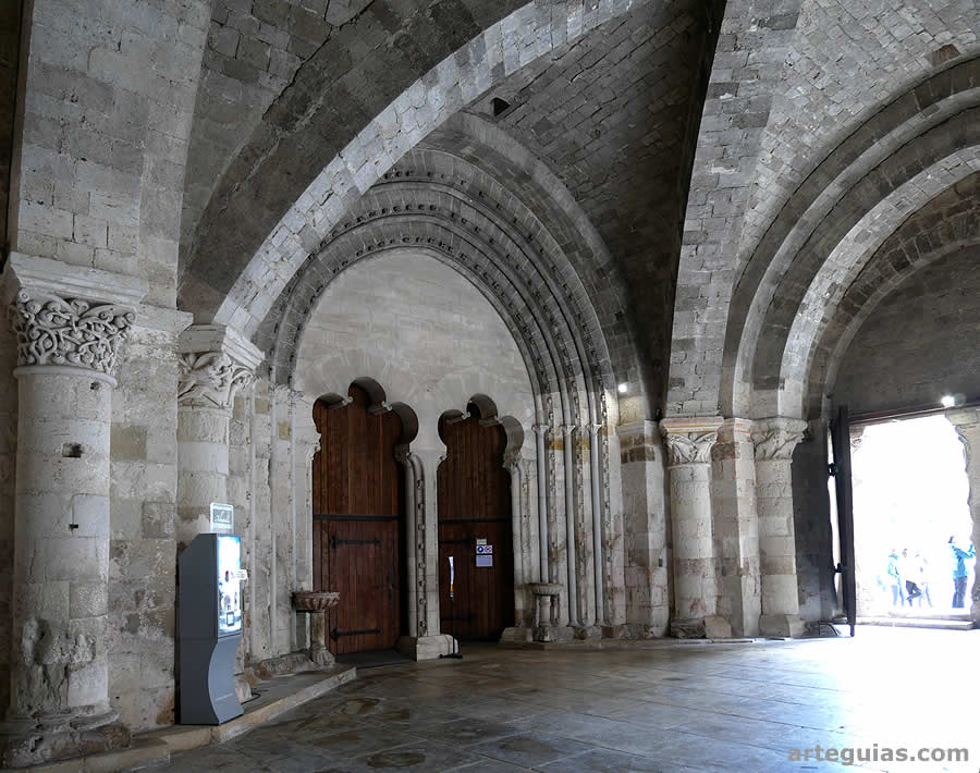 N&aacute;rtex y portada de la iglesia