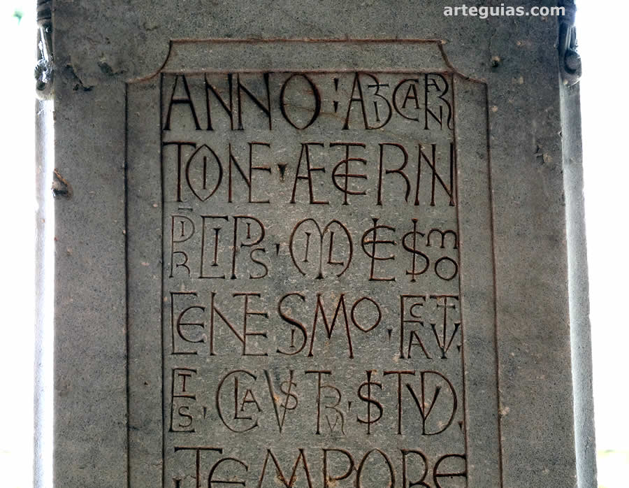 Pilar con la fecha de construcci&oacute;n del claustro: 1100