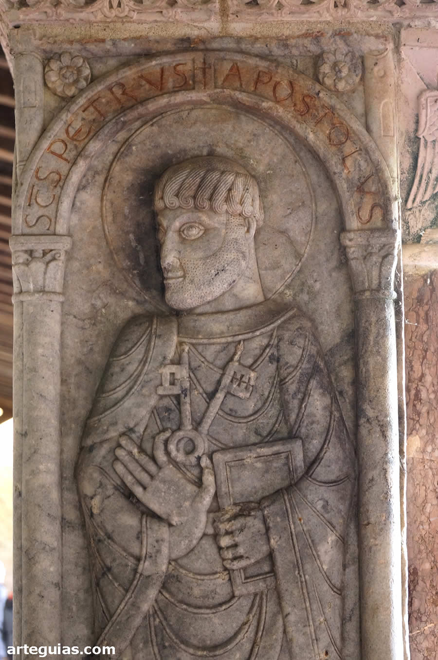Claustro de Moissac: relieve de esquina con la efigie de San Pedro ap&oacute;stol