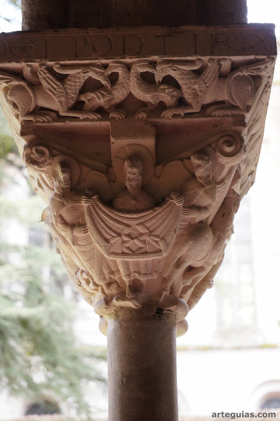 Capitel del claustro dedicado a San Mart&iacute;n