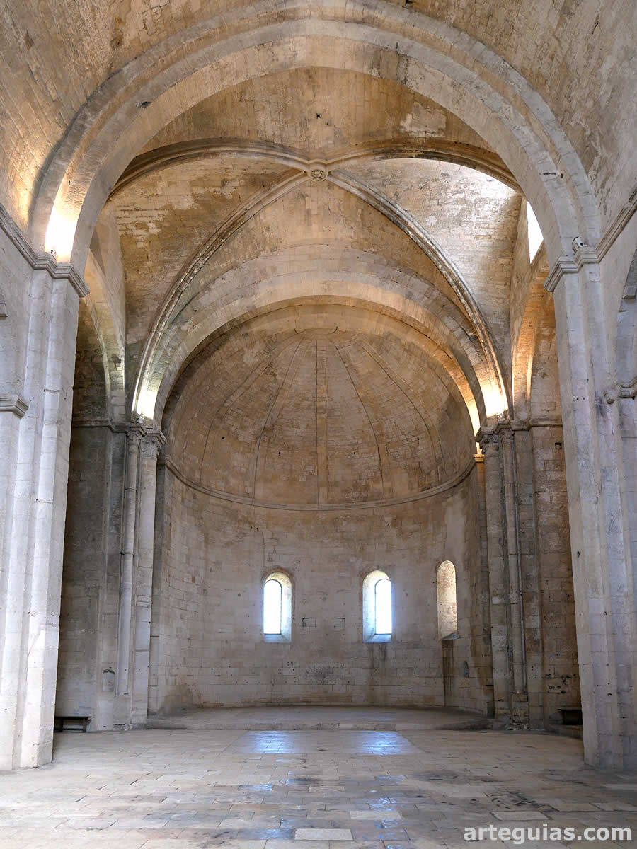 Interior de la iglesia de Santa María de la Abadía de Montmajour, Francia