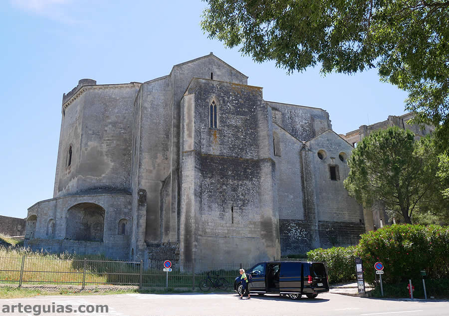 Vista desde el norte de la iglesia de la Abadía de Montmajour