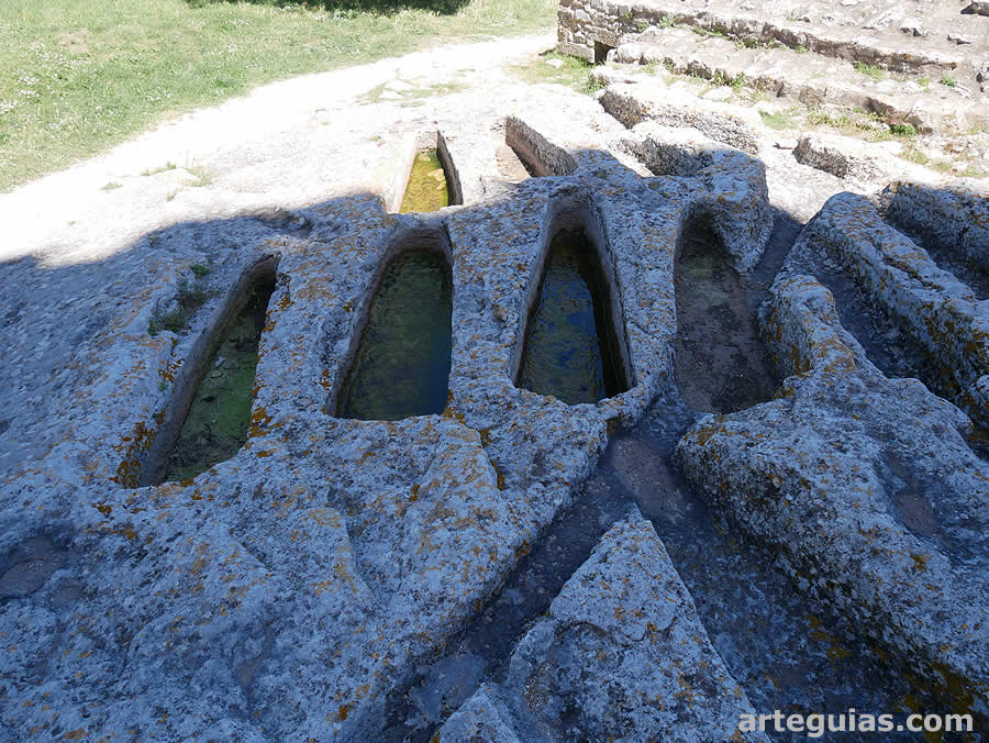 Necrópolis junto a la cabecera de la iglesia