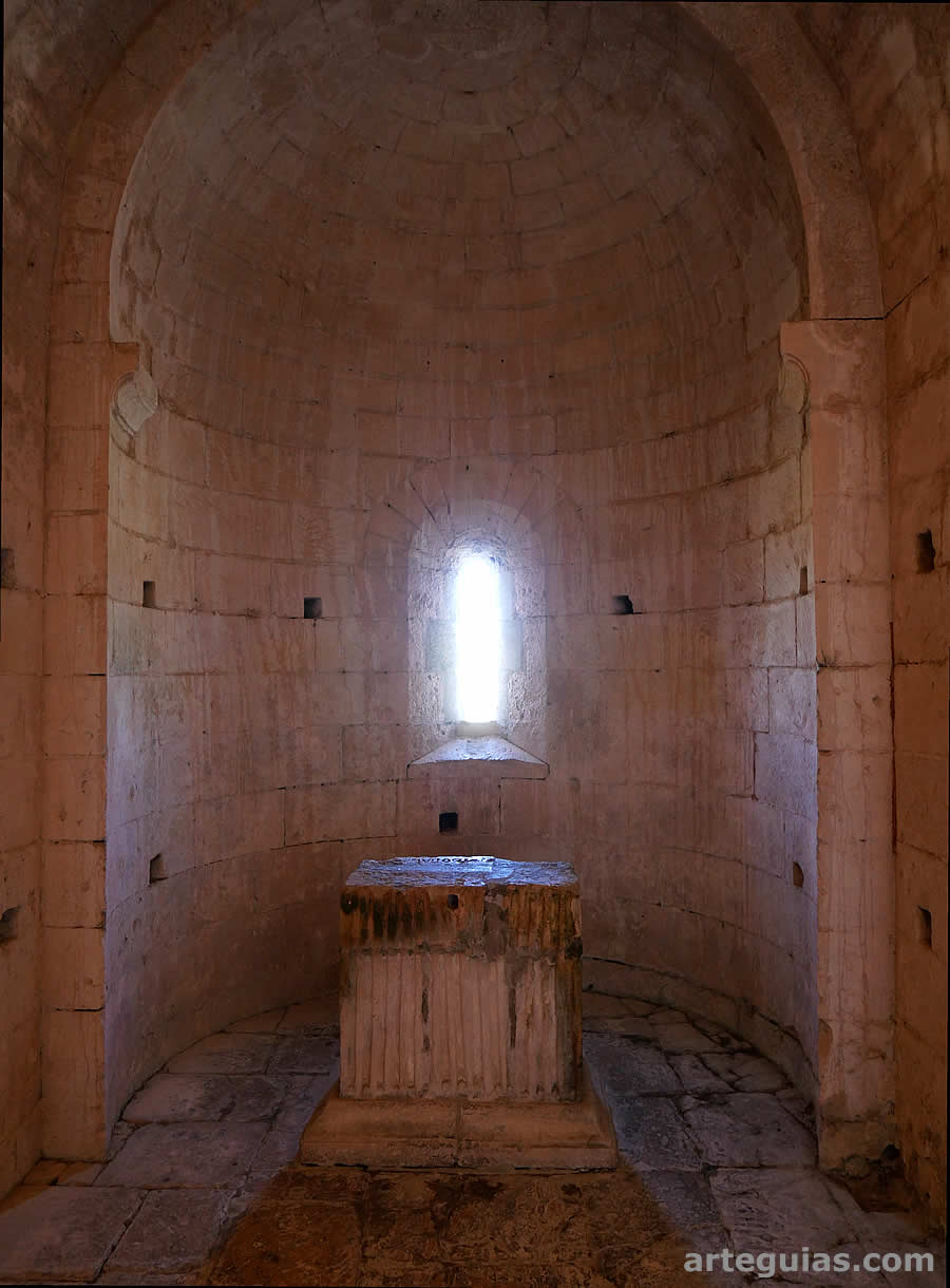 Ábside y altar de la iglesia baja