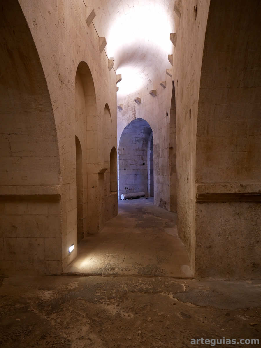 Girola de la iglesia baja o cripta