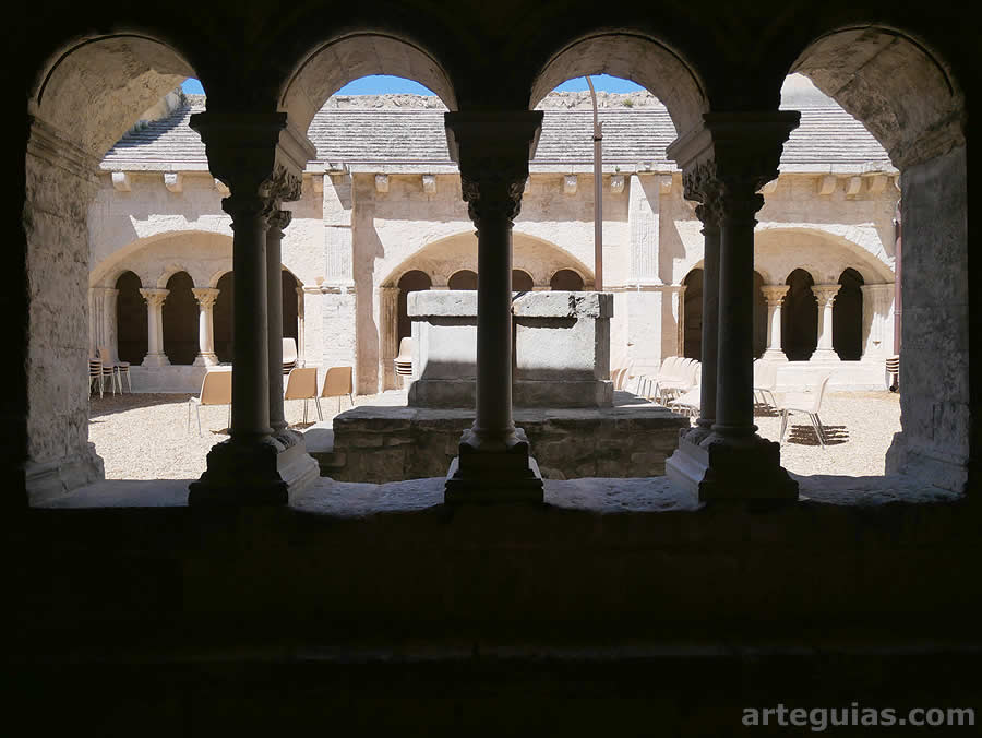 Arquerías del claustro abacial
