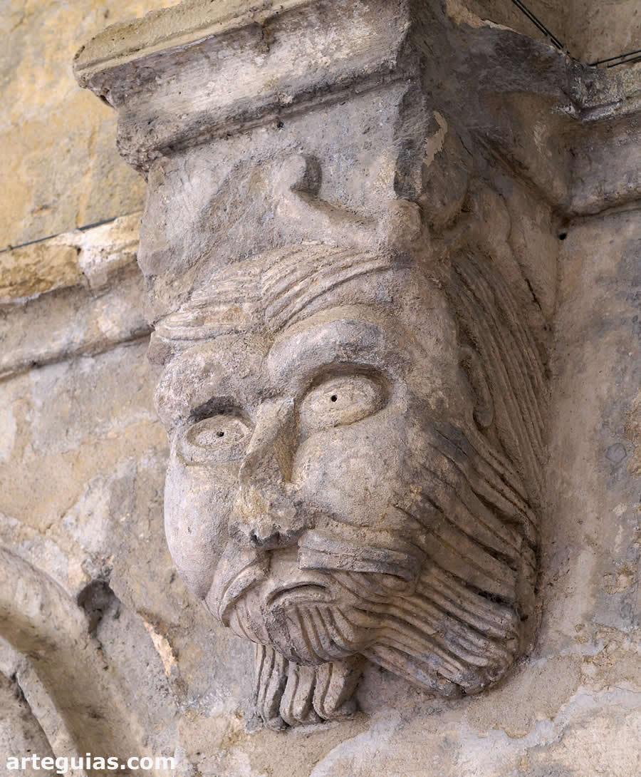 Ménsula figurada en el claustro de estilo románico