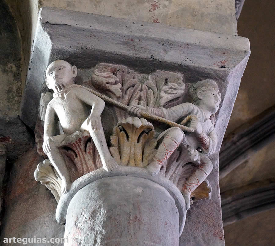 Mono atado por un hombre