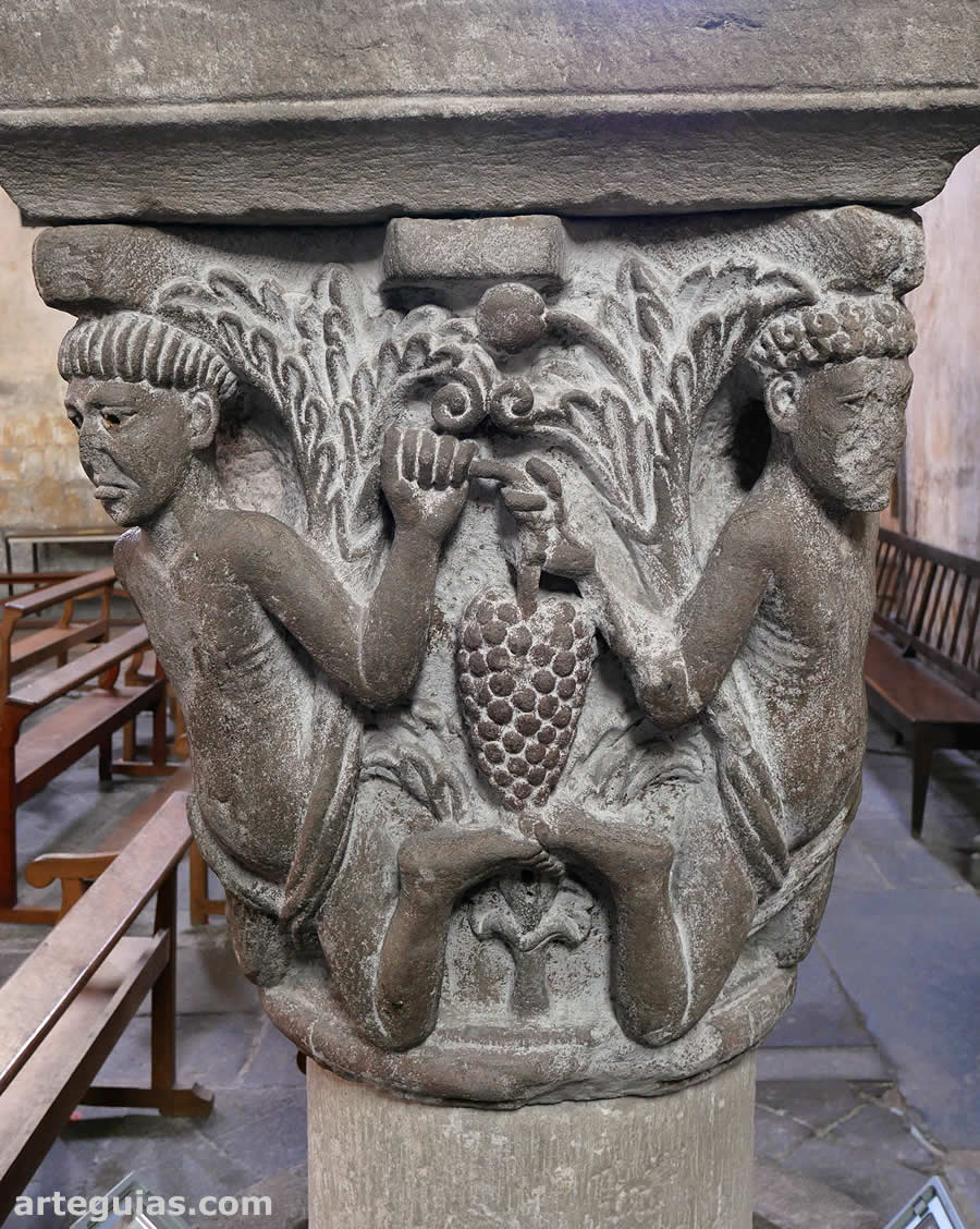 Uno de los capiteles recuperados de la cabecera rom&aacute;nica
