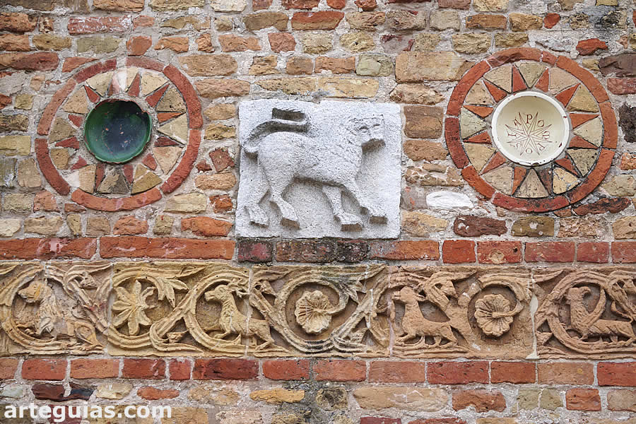 Relieves del p&oacute;rtico