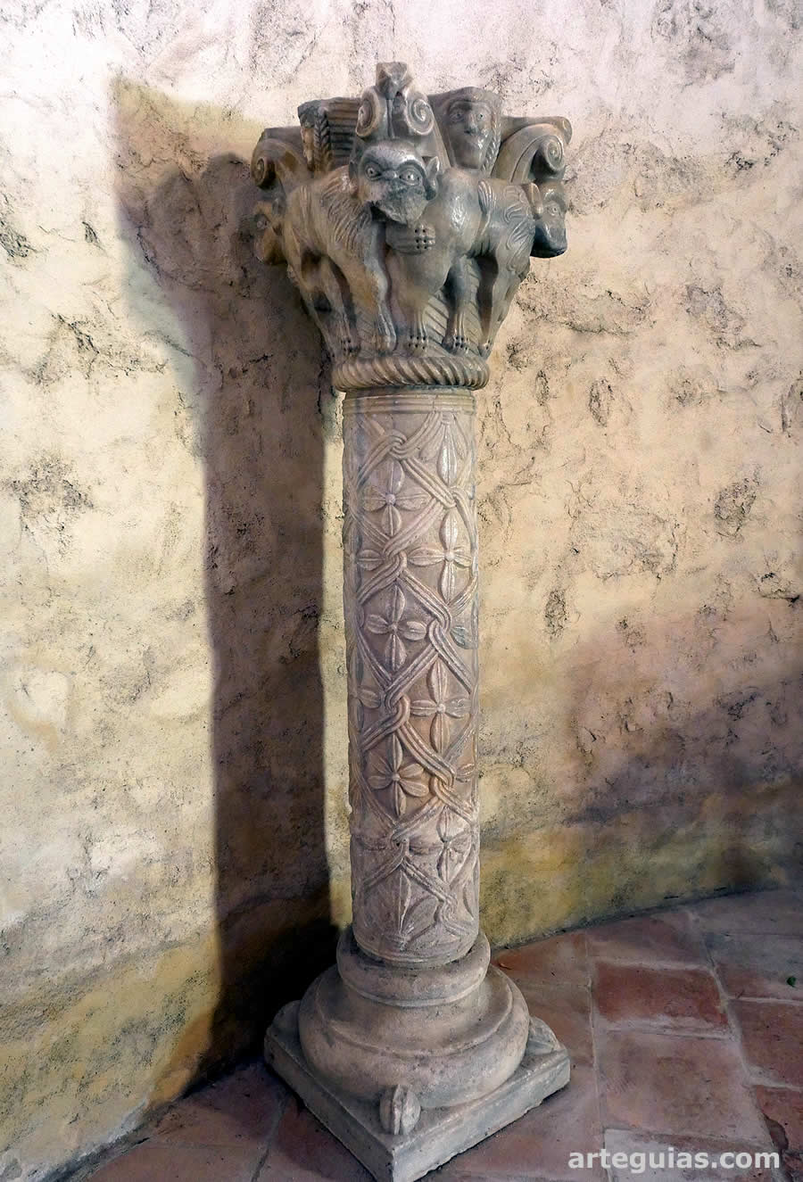 Columna románica conservada en la iglesia de Sorède, posiblemente procedente del claustro