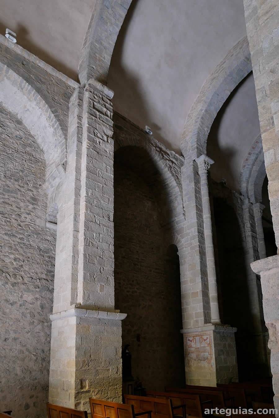 Alzado de la nave central dejando tras los pilares unas estrechísimas naves laterales