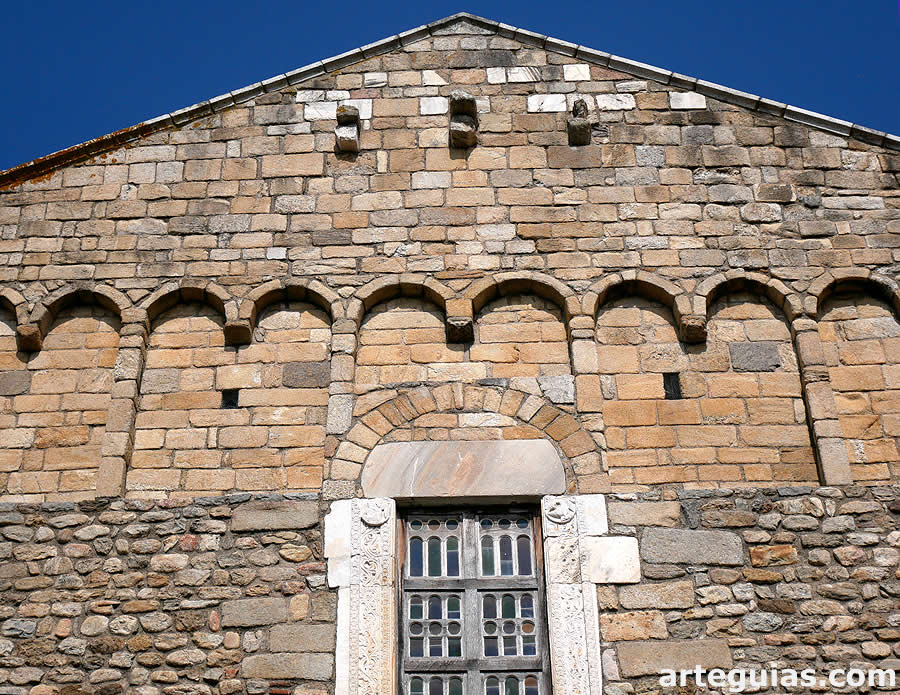 Hastial occidental con arcos y lesenas lombardas
