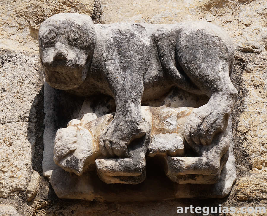 León atrapando a un cuadrúpedo, encima de la puerta