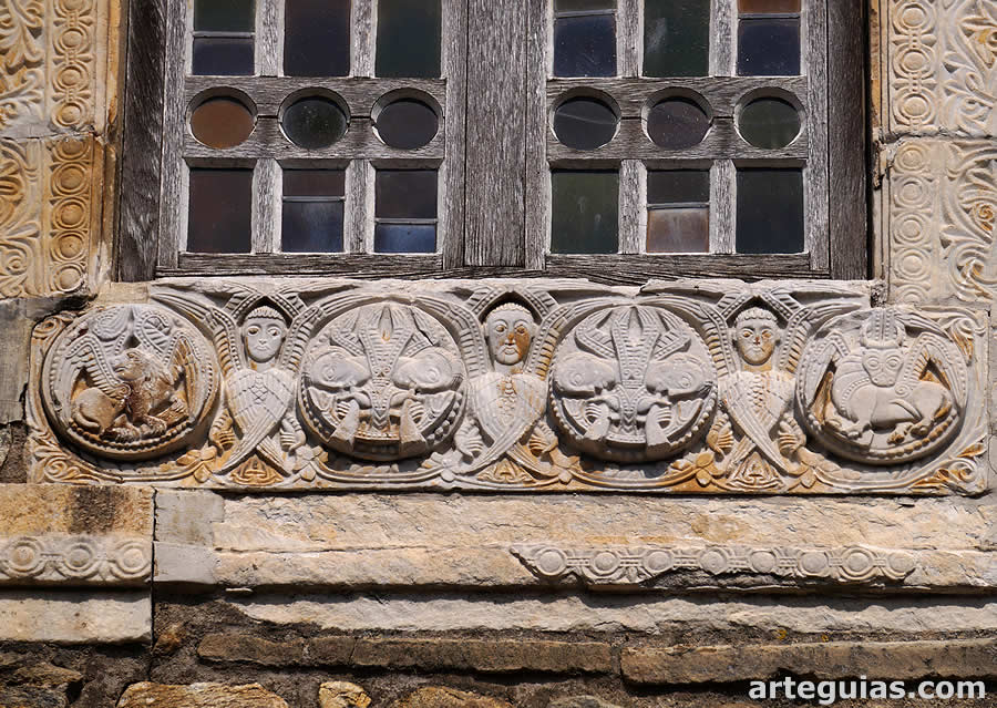 Decoración del siglo XI en la ventena superior