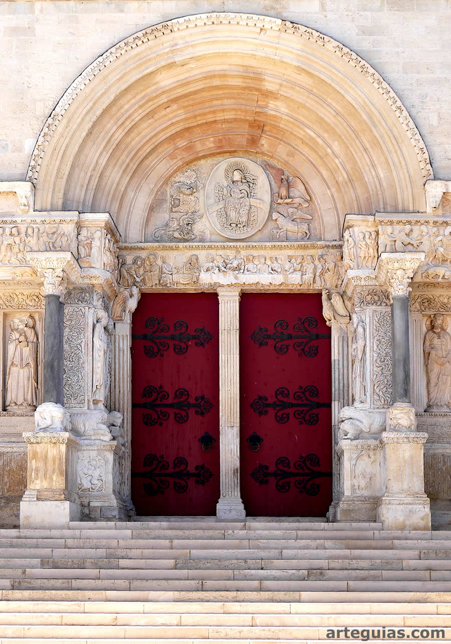 Abad&iacute;a de Saint-Gilles en Saint-Gilles-du-Gard: portada central de la fachada