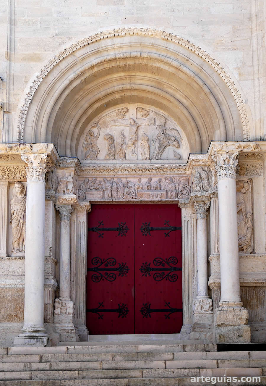 Puerta meridional de la iglesia abacial