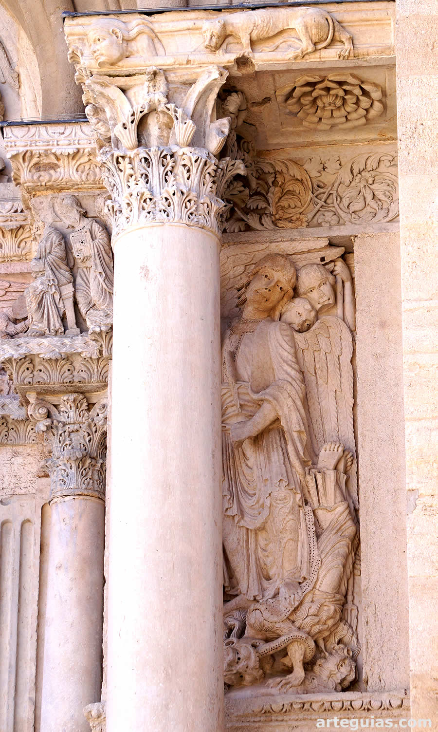 Columna corintia y relieves de la fachada rom&aacute;nica