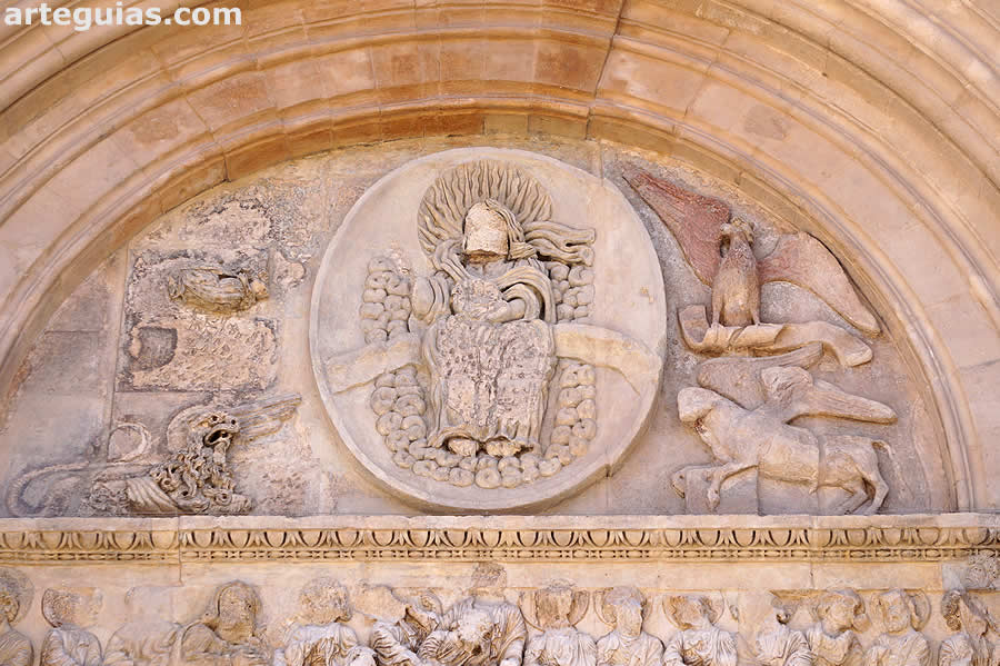 Abad&iacute;a de Saint-Gilles en Saint-Gilles-du-Gard, Francia : t&iacute;mpano central de la fachada