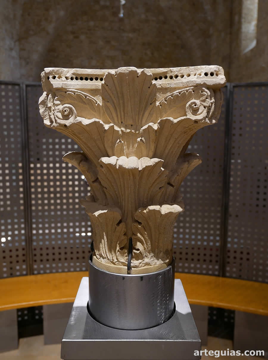Capitel rom&aacute;nico del siglo XII en el Museo