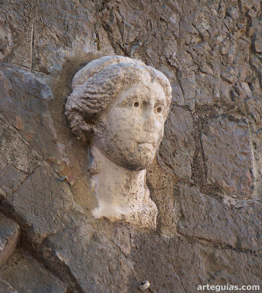 Estatua romana de una cabeza femenina