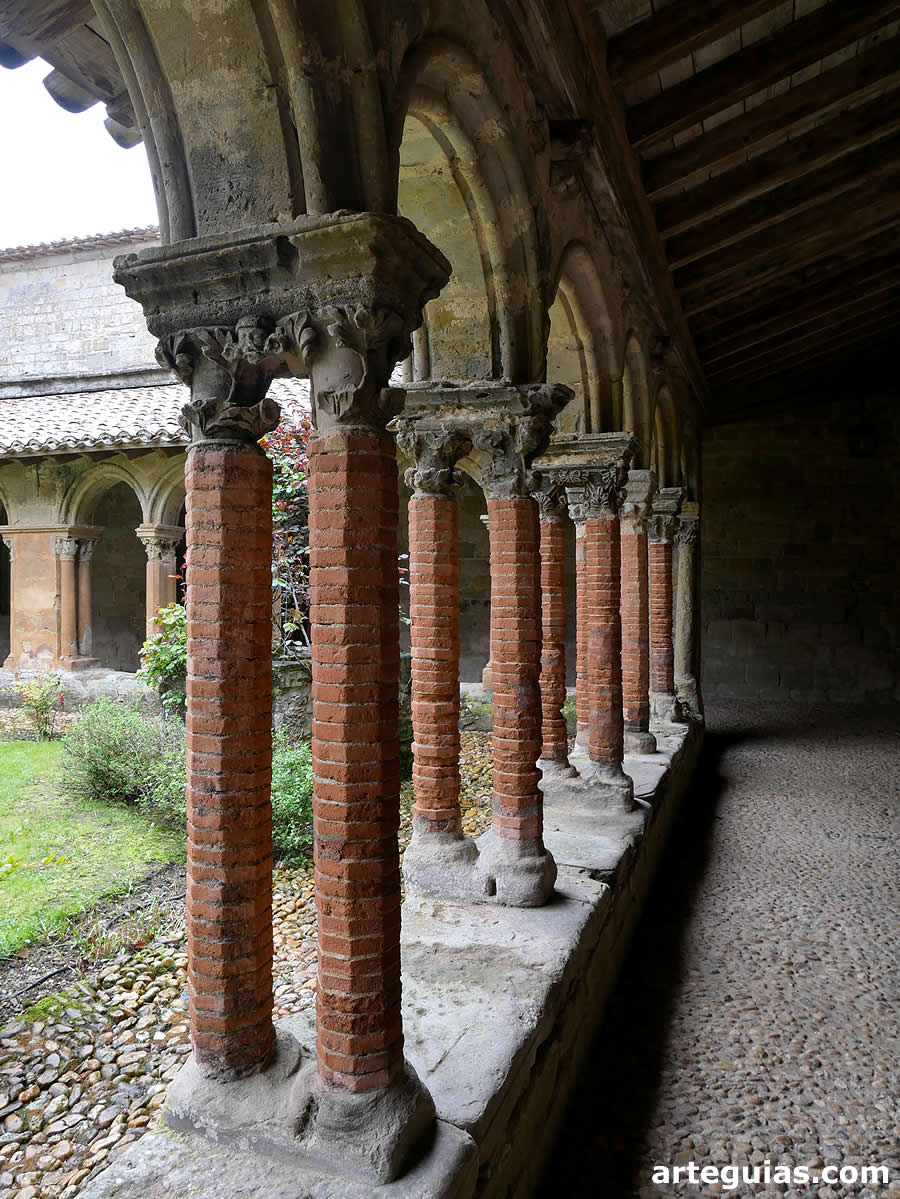 Claustro de la Abad&iacute;a de Saint-Papoul