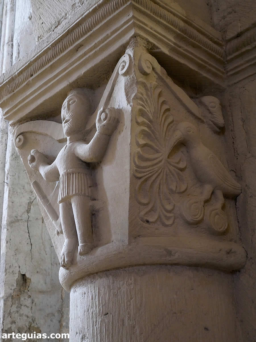 Otro capitel rom&aacute;nico de la iglesia