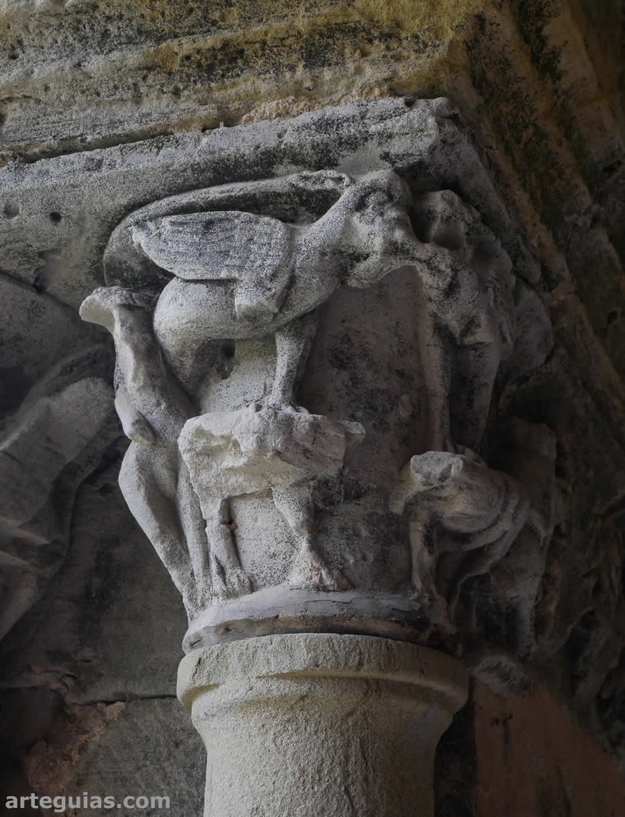 Relieve zoomorfo de uno de los capiteles del claustro