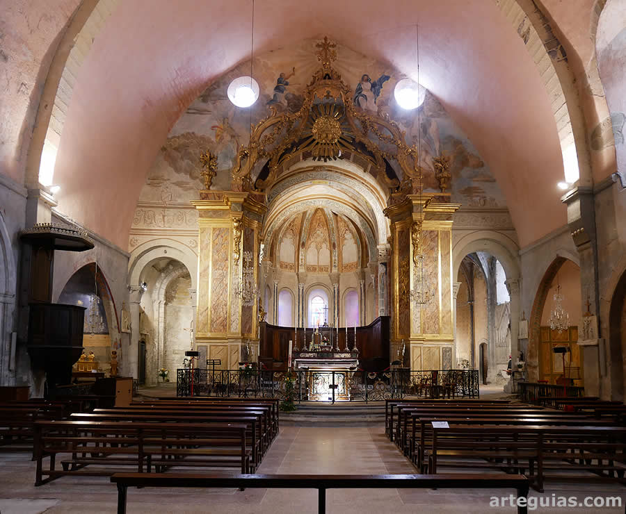 El interior de la iglesia abacial se encuentra muy alterado con respecto a su pasado rom&aacute;nico