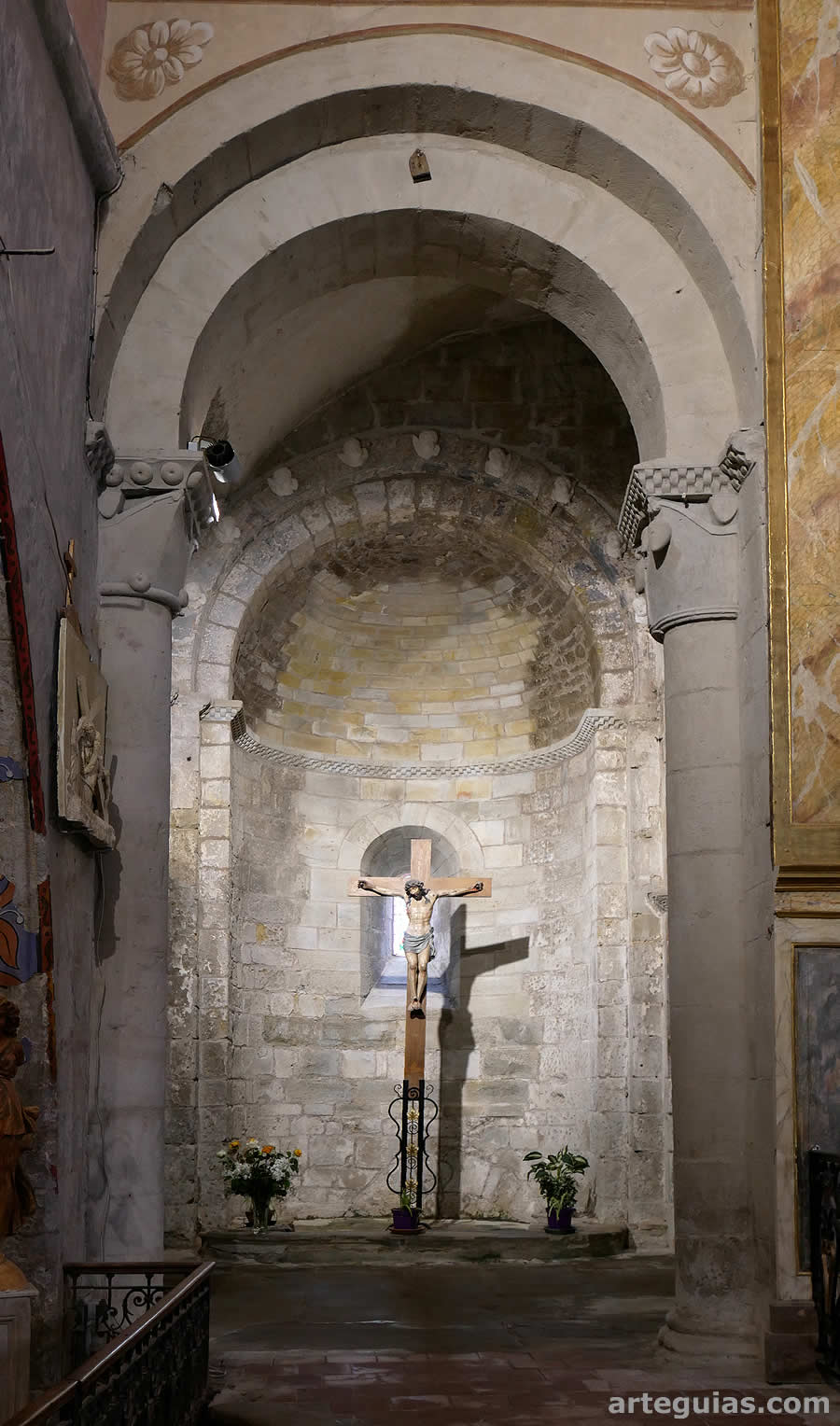 Interior del &aacute;bside rom&aacute;nico de la iglesia de la abad&iacute;a