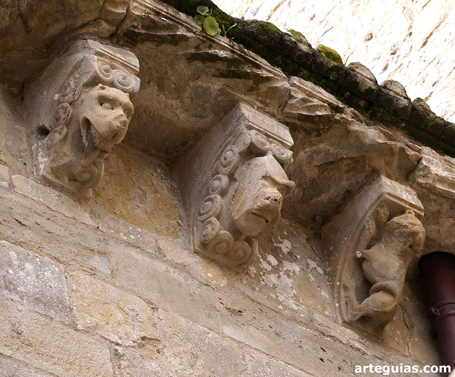Canecillos de la iglesia de la Abad&iacute;a de Saint-Papoul, Francia