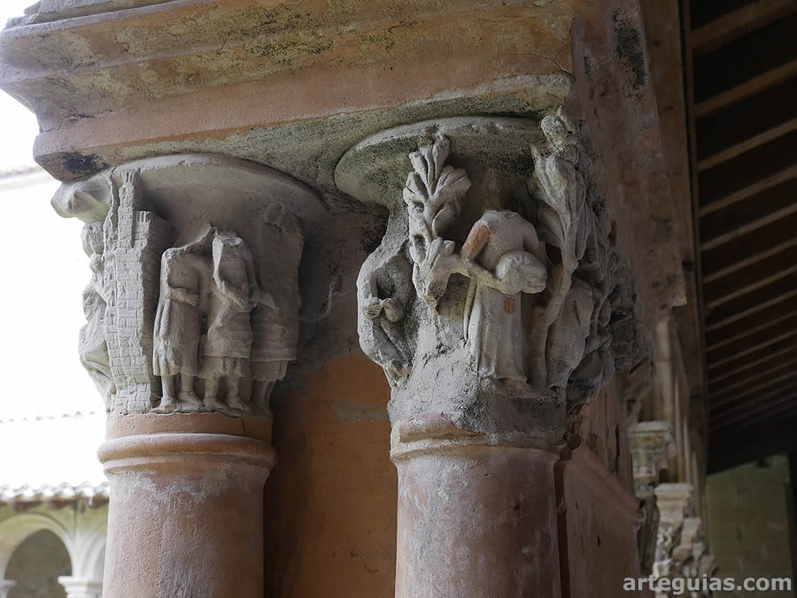 Capiteles deteriorados del claustro
