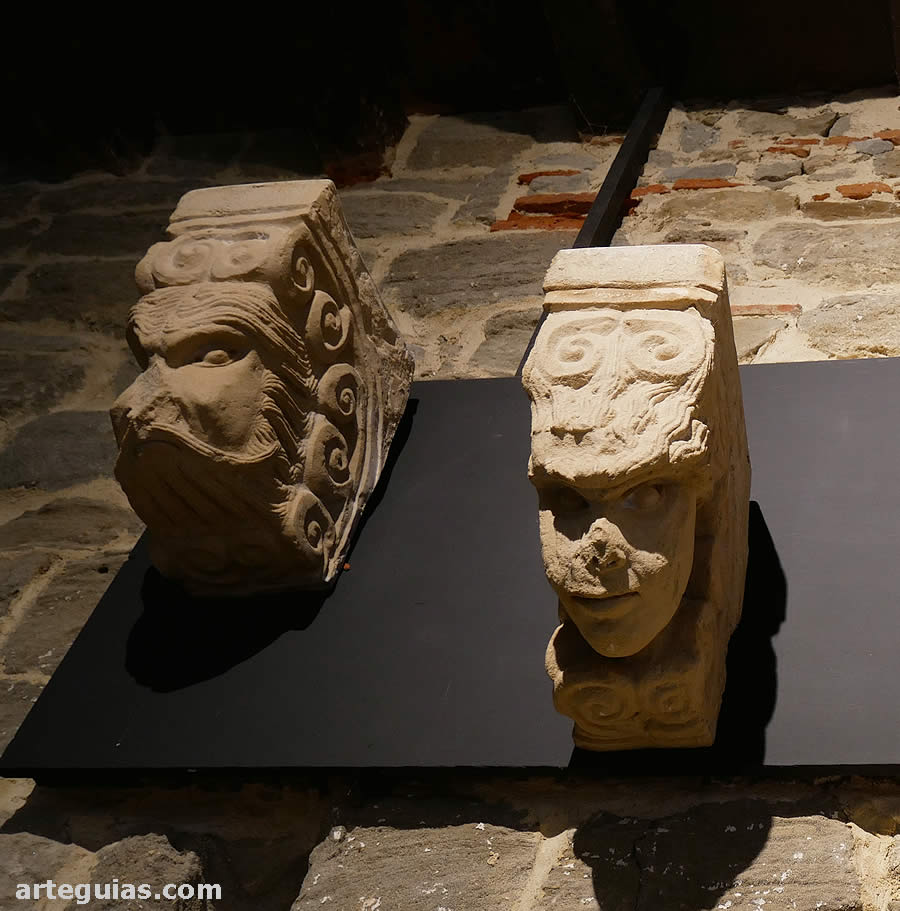 R&eacute;plicas de dos canecillos del &aacute;bside principal